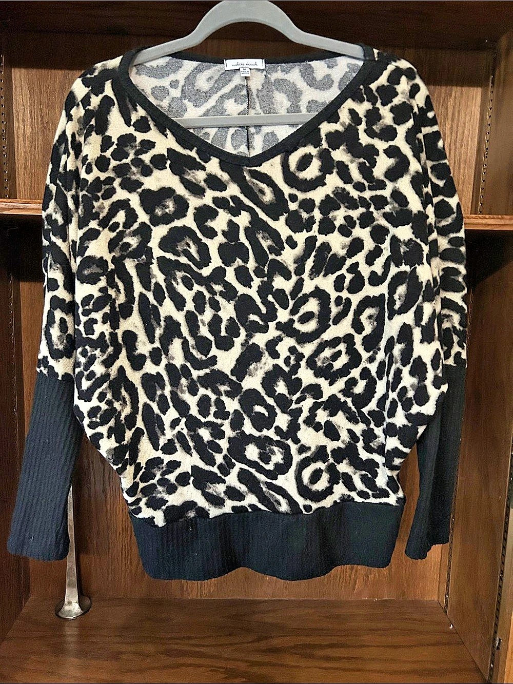 White Birch Women's Leopard Print V-Neck Sweater Medium